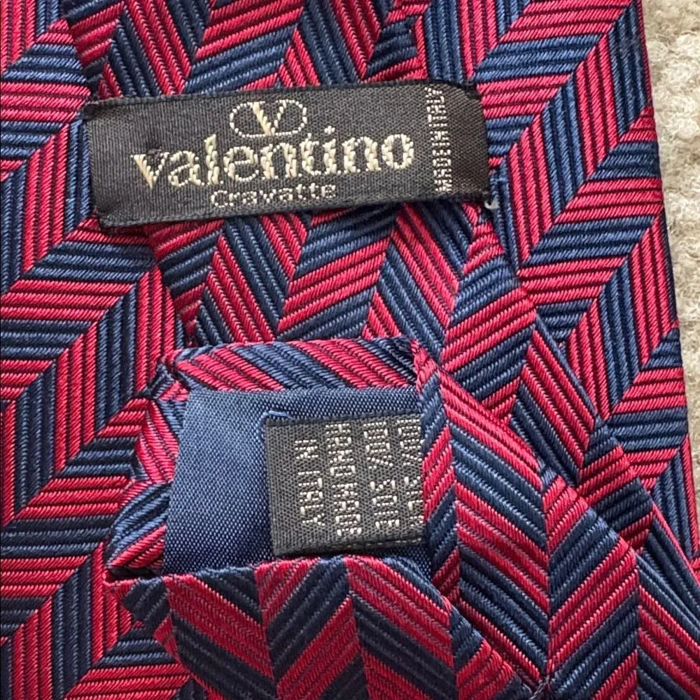 Valentino Navy Red 100% Silk Zig Zag Chevron Men’s Tie Business Office Luxury